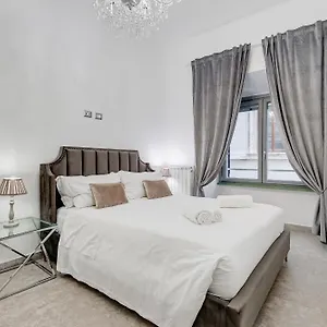 https://crystal-trevi-fountain-romedreamhome.it-romehotels.com
